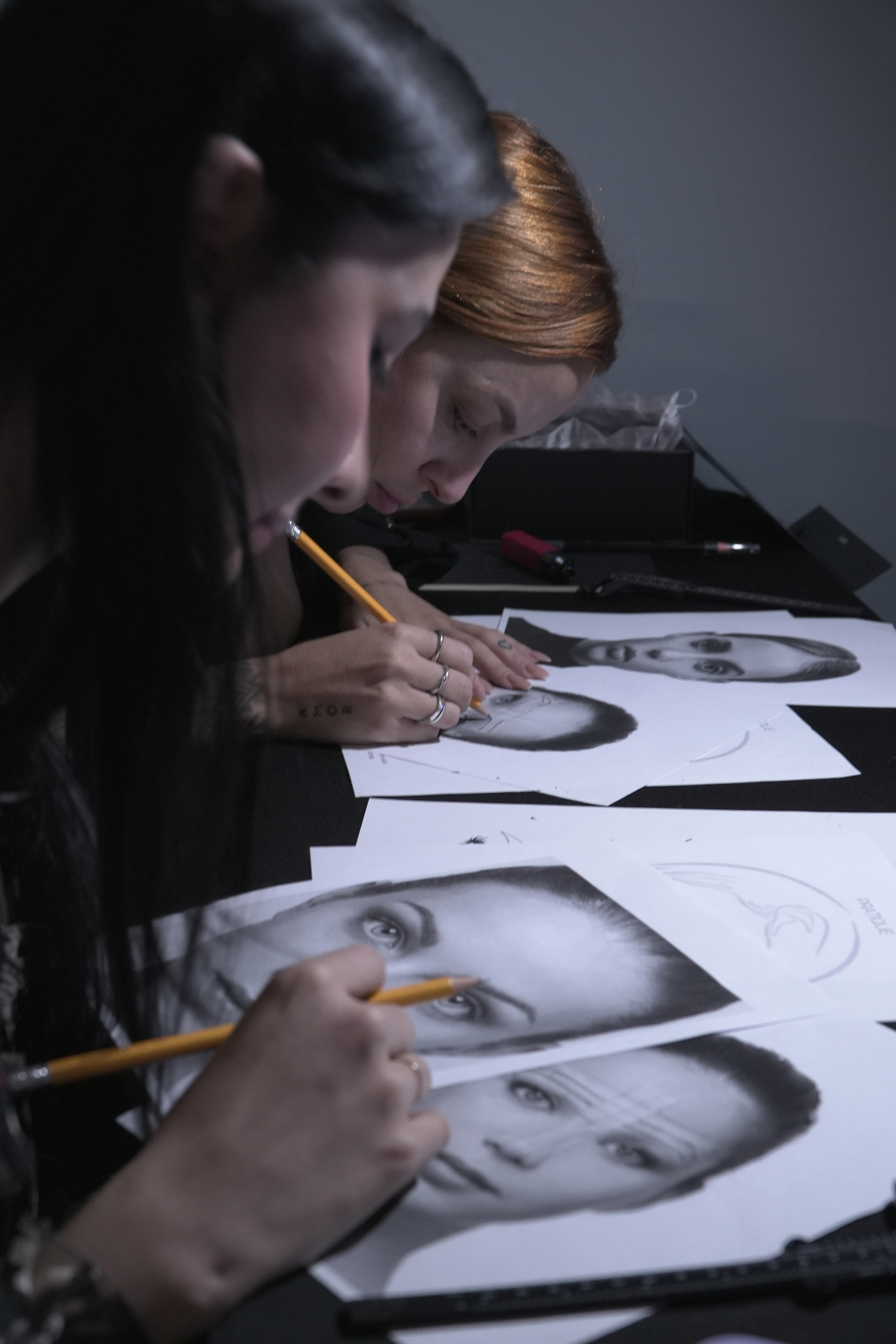 Alunas praticando desenho — L&B Academy